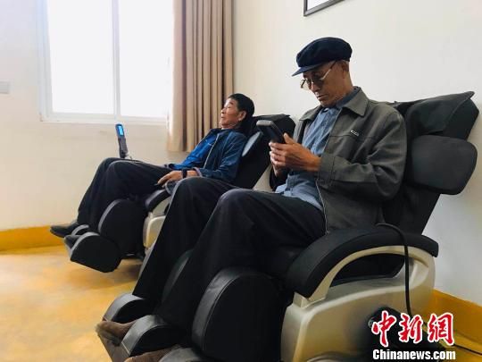 袁家壩村老年人使用按摩椅?！“瑧c龍 攝