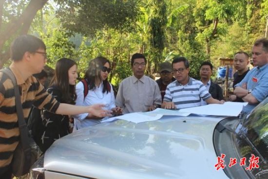 在尼泊爾，武漢市土地利用和城市空間規(guī)劃研究中心設(shè)計(jì)團(tuán)隊(duì)現(xiàn)場(chǎng)踏勘。(武漢市土地利用和城市空間規(guī)劃研究中心 供圖)