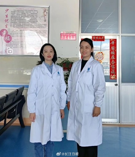 “有醫(yī)生嗎？有人暈倒了！”武漢協(xié)和醫(yī)院援藏醫(yī)療隊(duì)員聽到呼救就沖了上去