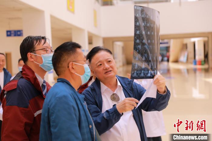 上海專家們采用“一對一”指導等方式，帶動日喀則市人民醫(yī)院科室、醫(yī)生業(yè)務水平的提升?！∩虾＝淮筢t(yī)學院供圖