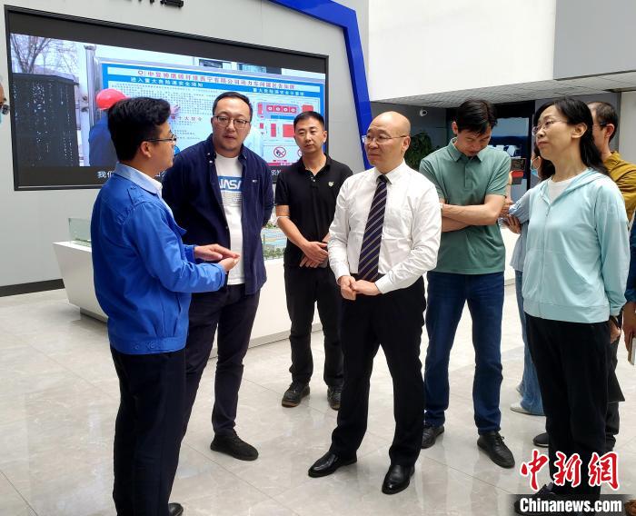 圖為全國政協(xié)委員、農(nóng)工黨青海省委主委王昆(中)在企業(yè)調(diào)研?！」鶟M福 供圖