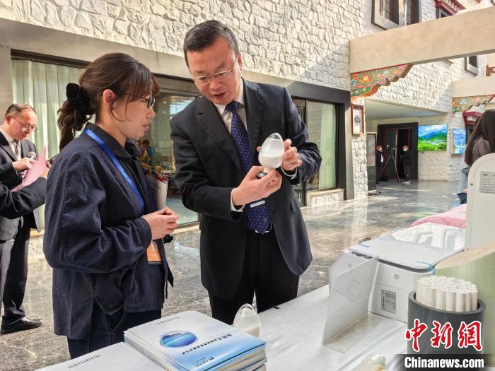 圖為簽約企業(yè)現(xiàn)場推介自己的產(chǎn)品?！≮w延 攝
