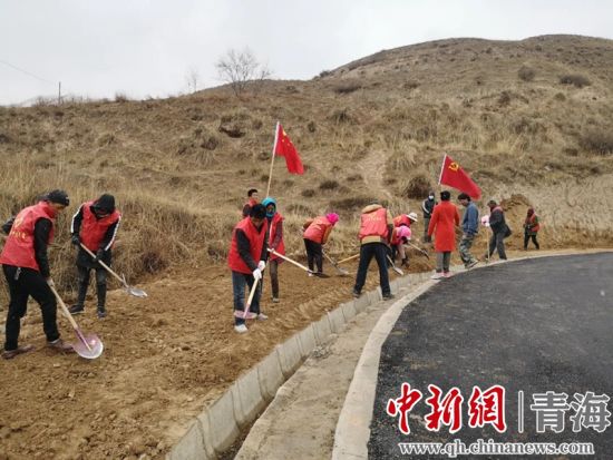 圖為尖扎干部職工生態(tài)建設和環(huán)境保護現(xiàn)場。尖宣 供圖