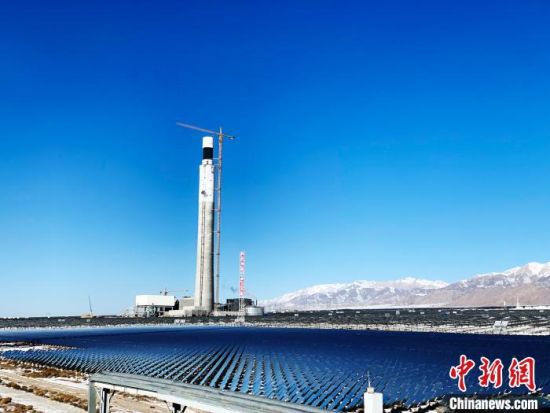 圖為地處柴達木盆地的光伏電站。　孫?！z