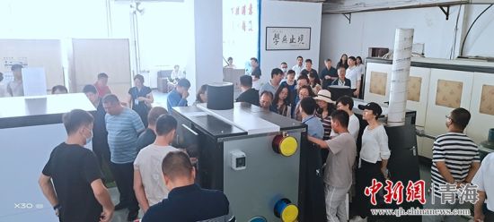 圖為行業(yè)內人員進行項目參觀。 活動主辦方供圖