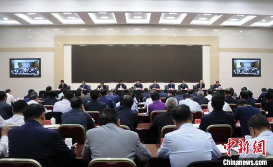 圖為青海省生態(tài)環(huán)境保護(hù)警示教育大會現(xiàn)場?！?zhí)砀！z 　　