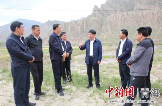 圖為黃南州有關(guān)領(lǐng)導(dǎo)現(xiàn)場踏勘、督導(dǎo)生態(tài)環(huán)保責(zé)任落實情況現(xiàn)場。黃宣攝