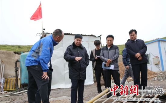 圖為黃南州有關(guān)領(lǐng)導(dǎo)現(xiàn)場(chǎng)踏勘、督導(dǎo)生態(tài)環(huán)保責(zé)任落實(shí)情況現(xiàn)場(chǎng)。黃宣攝