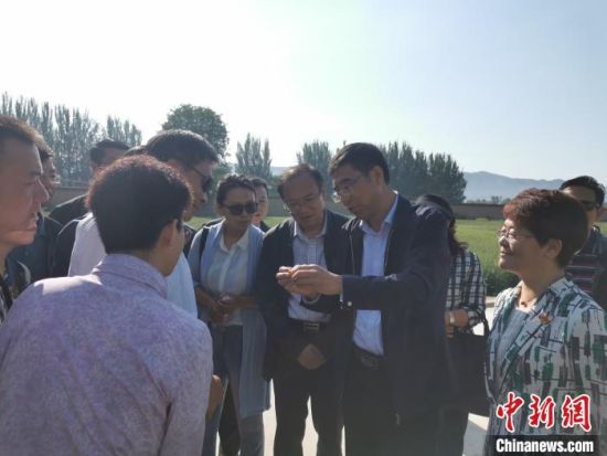 圖為杜德志在基層調(diào)研。受訪者供圖