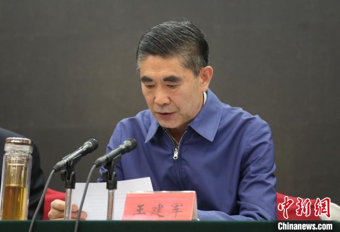 圖為青海省委書記王建軍出席會(huì)議并作講話?！?zhí)砀?攝