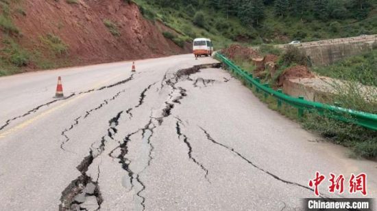 圖為發(fā)生路基下沉滑移險情的路段。果洛公路總段供圖