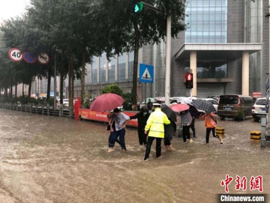 8月28日，青海省東部出現(xiàn)強(qiáng)降水天氣過程，其中西寧地區(qū)出現(xiàn)入汛以來雨量最大、強(qiáng)度最大的強(qiáng)降水過程。西寧交警供圖