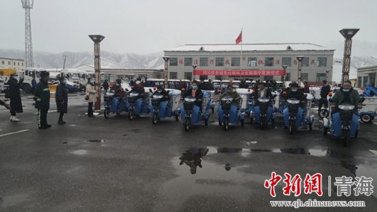 圖為環(huán)衛(wèi)設施集中發(fā)放儀式現(xiàn)場。甘恩超 攝