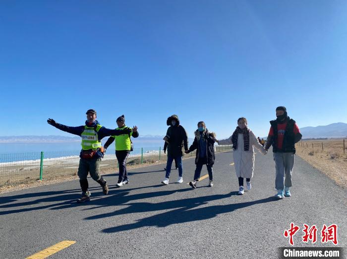 圖為徒步現(xiàn)場?！±罱瓕?攝