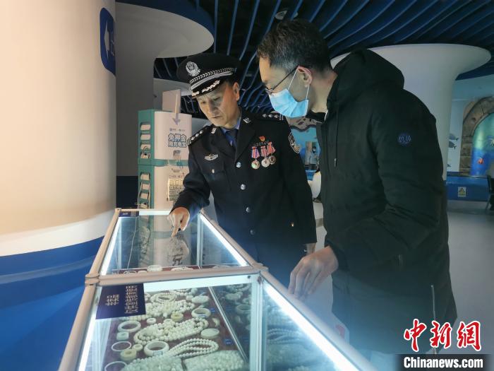 圖為森林警察為游客講解查獲這些象牙制品過(guò)程中發(fā)生的真實(shí)故事?！∥乃碱?攝