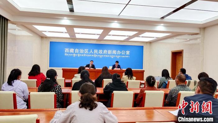 圖為西藏阿里地區(qū)在拉薩召開新聞發(fā)布會，發(fā)布西藏和平解放70年來阿里地區(qū)經(jīng)濟(jì)社會發(fā)展成就。　貢桑拉姆 攝