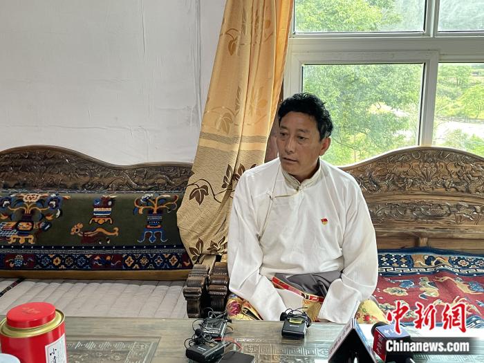 巴卡村黨支部書記、村委會(huì)主任尼瑪次仁。周璟 攝
