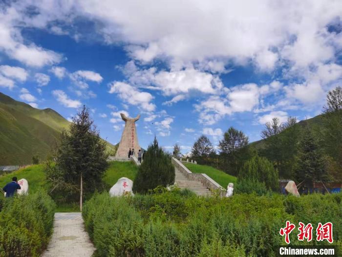 圖為三江源自然保護區(qū)紀念碑?！∏嗪Ｊ∥幕吐糜螐d供圖