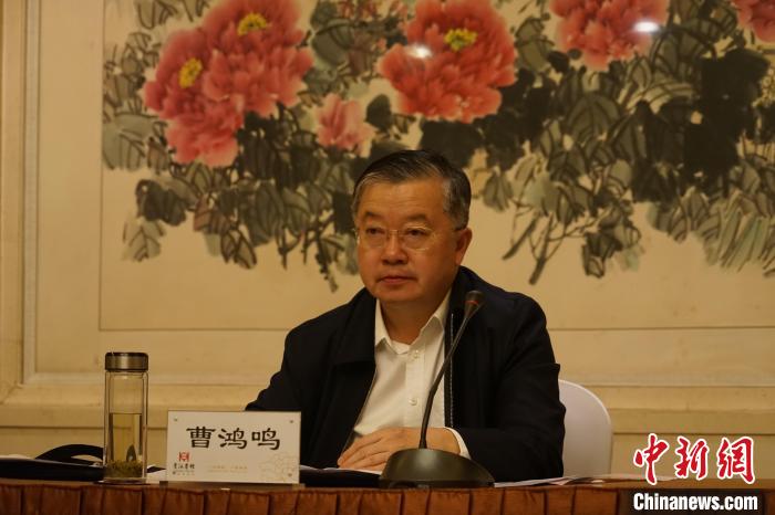 圖為全國(guó)人大常委會(huì)委員、全國(guó)人大華僑委員會(huì)副主任委員、致公黨中央副主席曹鴻鳴講話?！∨擞隄?攝