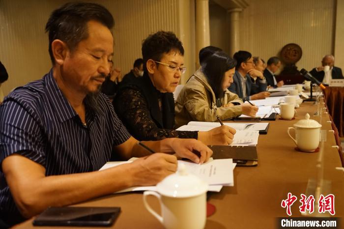 圖為座談會(huì)現(xiàn)場(chǎng)?！∨擞隄?攝
