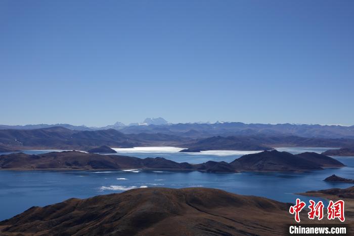 圖為從海拔約5000米的魯日拉觀景臺(tái)俯瞰羊湖?！∪轿木?攝