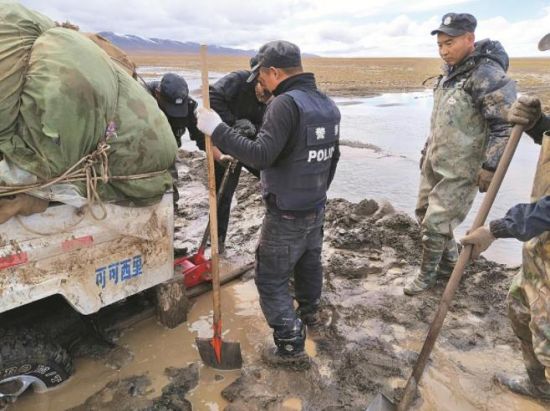 巡山途中車輛陷入泥坑。
