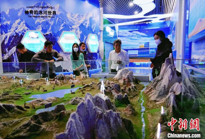 圖為中外嘉賓在玉樹(shù)州博物館內(nèi)參觀。　馬銘言 攝
