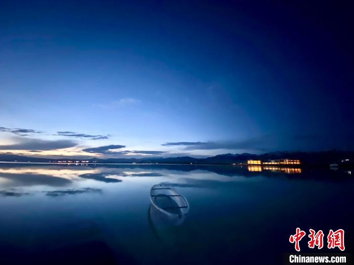 圖為茶卡天空壹號(hào)景區(qū)?！±罱瓕?攝