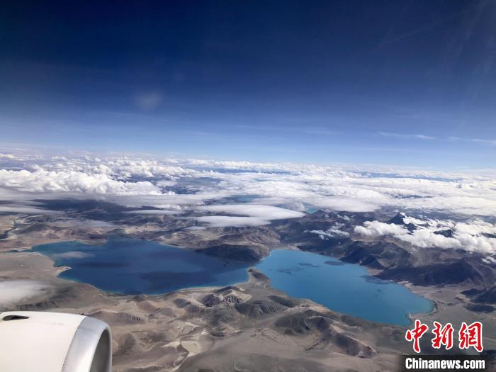 西藏阿里到拉薩航班途經(jīng)的高原湖泊?！?lt;a target='_blank' href='/'><p  align=