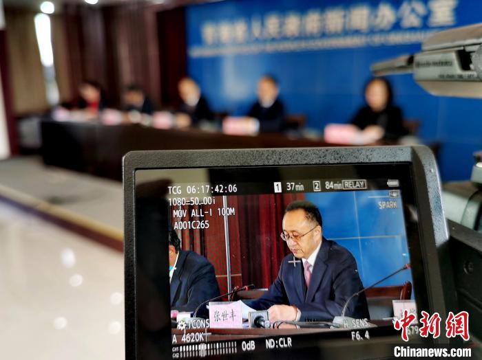 圖為青海省水利廳廳長(zhǎng)張世豐參加新聞發(fā)布會(huì)?！?zhí)砀?攝