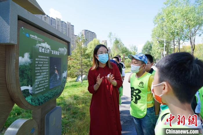 圖為小朋友在青海西寧湟水國家濕地公園內學習濕地知識?！●R銘言 攝