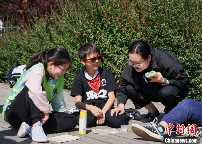 圖為小朋友在青海西寧湟水國家濕地公園內認識植物并進行繪畫?！●R銘言 攝