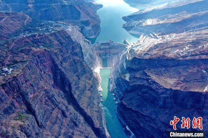 圖為白鶴灘水電站大壩全景圖?！∷娝木止﹫D