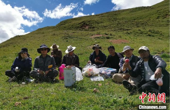 科研團(tuán)隊(duì)在熱魯盆地工作合影?！≈锌圃呵嗖馗咴?供圖
