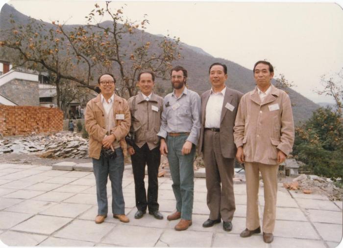 1987年早期脊椎動物國際研討會在中國舉行，劉玉海先生(右一)與中外同行專家合影。　Gavin Young(澳大利亞) 供圖