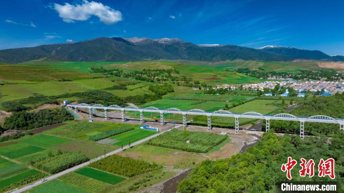 圖為引大濟(jì)湟西干渠的渡槽。(資料圖) 青海省水利廳 供圖