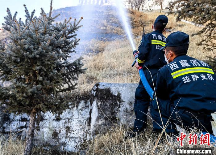 12月6日，布達(dá)拉宮消防救援大隊(duì)在布達(dá)拉宮山體林草區(qū)域開展?jié)窕ぷ?。　劉?攝