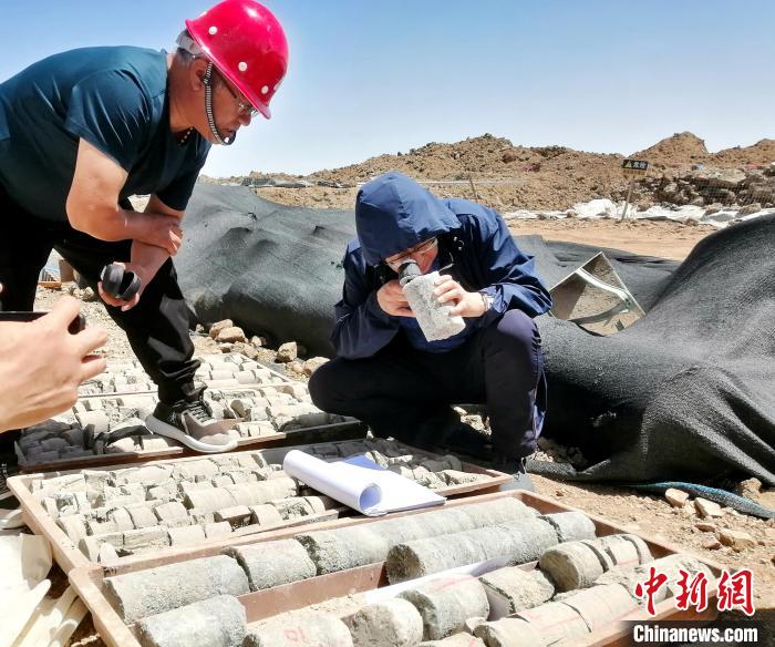 圖為地質(zhì)專(zhuān)家觀(guān)察含鹽地層。(資料圖) 柴綜院 供圖