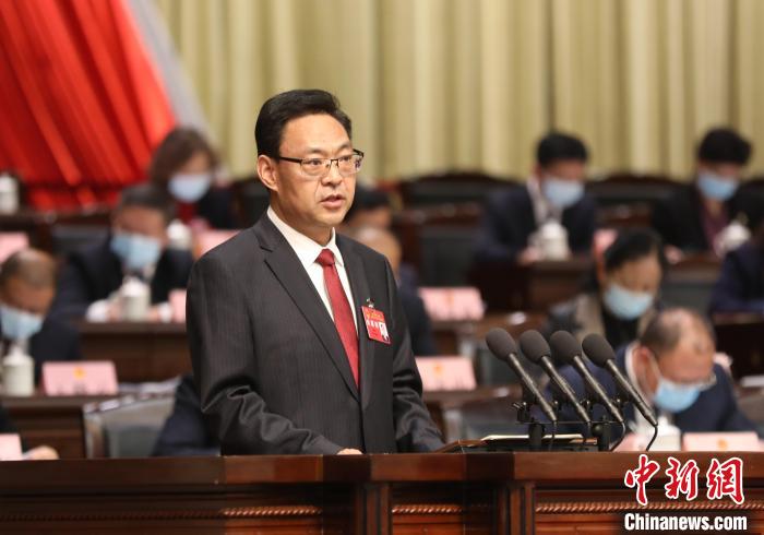 圖為青海省西寧市人民政府代市長(zhǎng)石建平作政府工作報(bào)告。　祁增蓓 攝