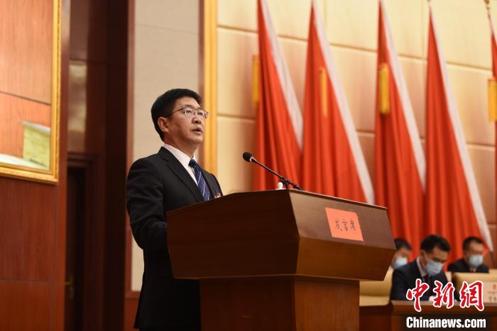圖為青海省果洛州人民政府州長葉萬彬作政府工作報告?！　《嘟馨盒?攝
