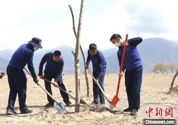 林芝市巴宜區(qū)森林消防中隊志愿服務(wù)隊正在平坑。　西繞拉翁 攝