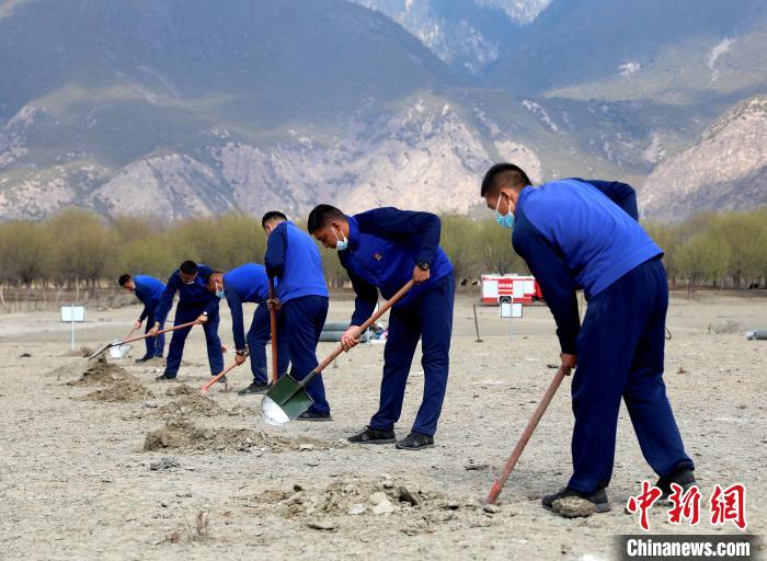 林芝市巴宜區(qū)森林消防中隊志愿服務(wù)隊正在揮鍬鏟土?！∥骼@拉翁 攝