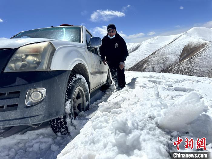 圖為生態(tài)管護(hù)人員準(zhǔn)備在雪地推車。　丁巴達(dá)杰 攝