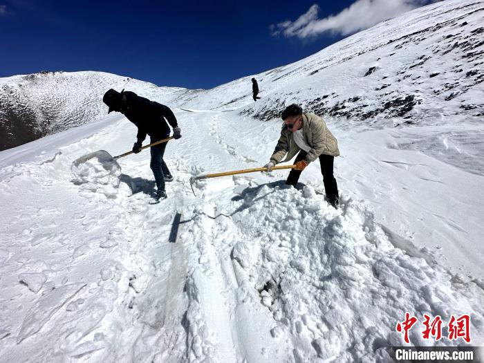 圖為生態(tài)管護(hù)人員在巡護(hù)道路上清雪?！《“瓦_(dá)杰 攝