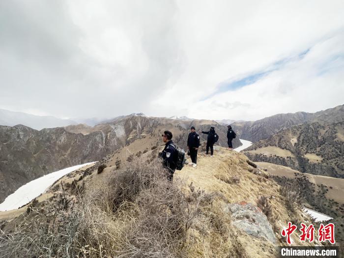 圖為曲麻萊縣崗當(dāng)村的生態(tài)管護(hù)人員開展巡護(hù)?！《“瓦_(dá)杰 攝