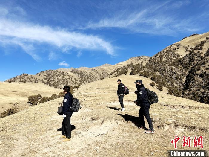 圖為生態(tài)管護(hù)人員開展巡護(hù)?！《“瓦_(dá)杰 攝