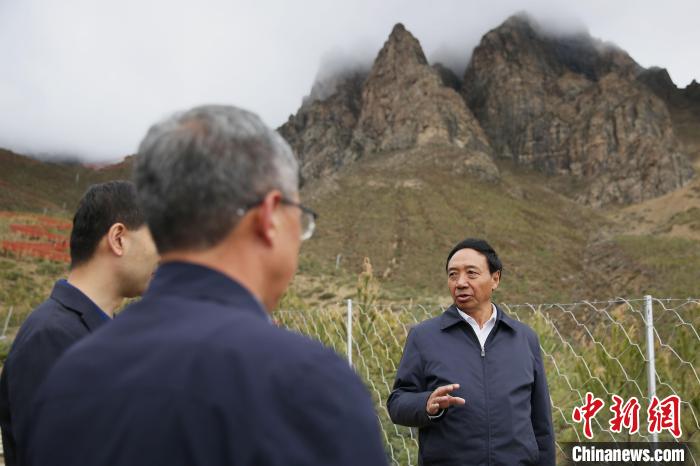 圖為西藏自治區(qū)人大常委會(huì)副主任、拉薩南北山綠化指揮部副總指揮江白(右)。　貢確 攝