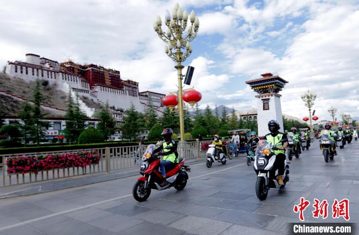 圖為2023年極地G219集結(jié)賽暨金卡納場地賽選手途經(jīng)拉薩布達拉宮?！∮文恋厍蚬﹫D