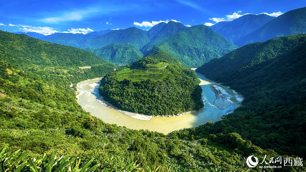 風(fēng)景秀麗、植被繁茂的西藏林芝市墨脫縣果果塘大拐彎。人民網(wǎng)記者 次仁羅布攝