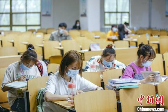資料圖：學生在圖書館自習室內(nèi)學習?！⑾A 攝